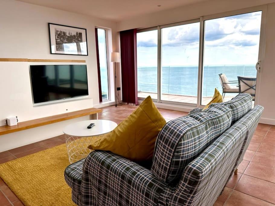 Panoramic Sea View Studio: Beachside Comfort For Three * Bournemouth