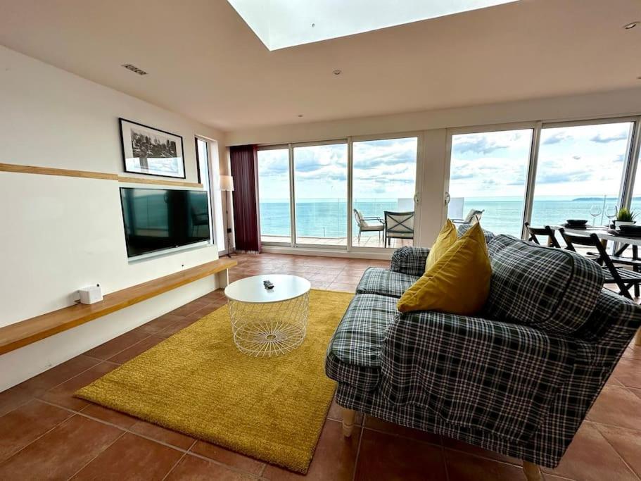 Apartment Panoramic Sea View Studio: Beachside Comfort For Three *