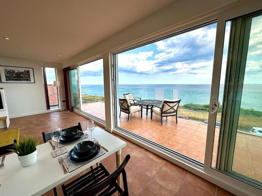 Apartment Panoramic Sea View Studio: Beachside Comfort For Three