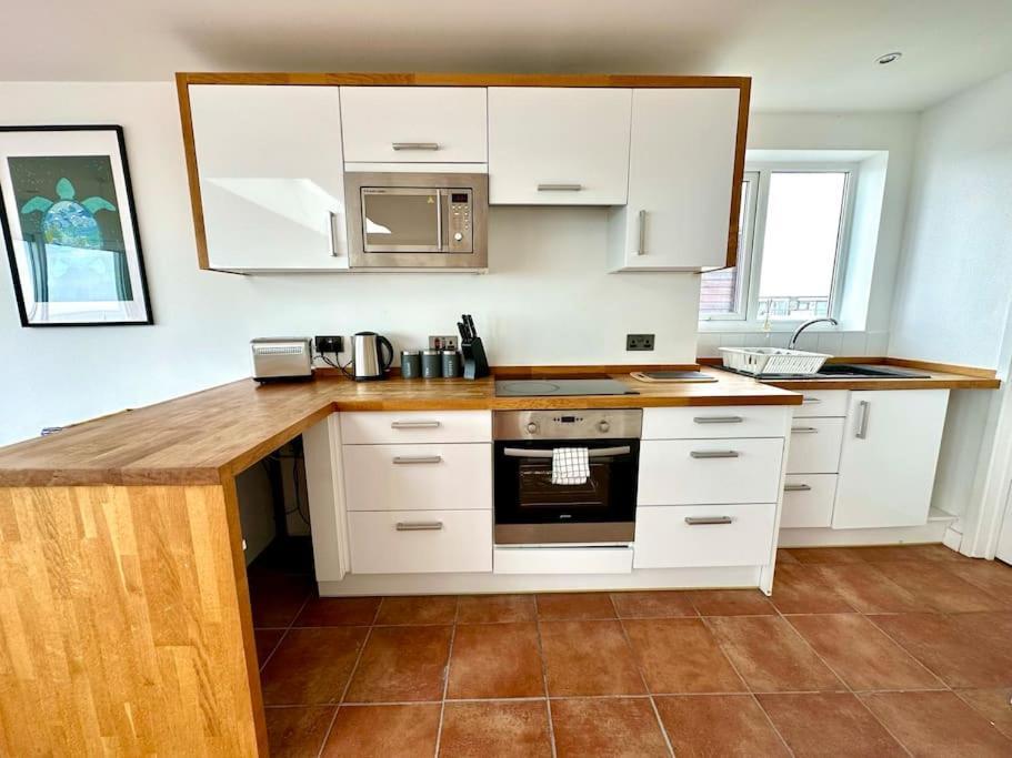 Panoramic Sea View Studio: Beachside Comfort For Three * Bournemouth