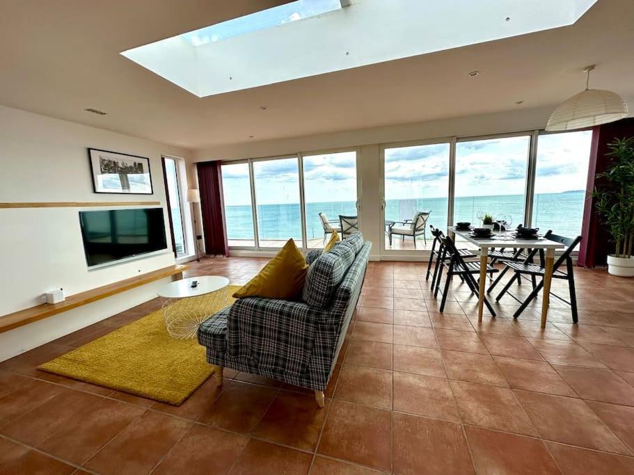 Apartment Panoramic Sea View Studio: Beachside Comfort For Three