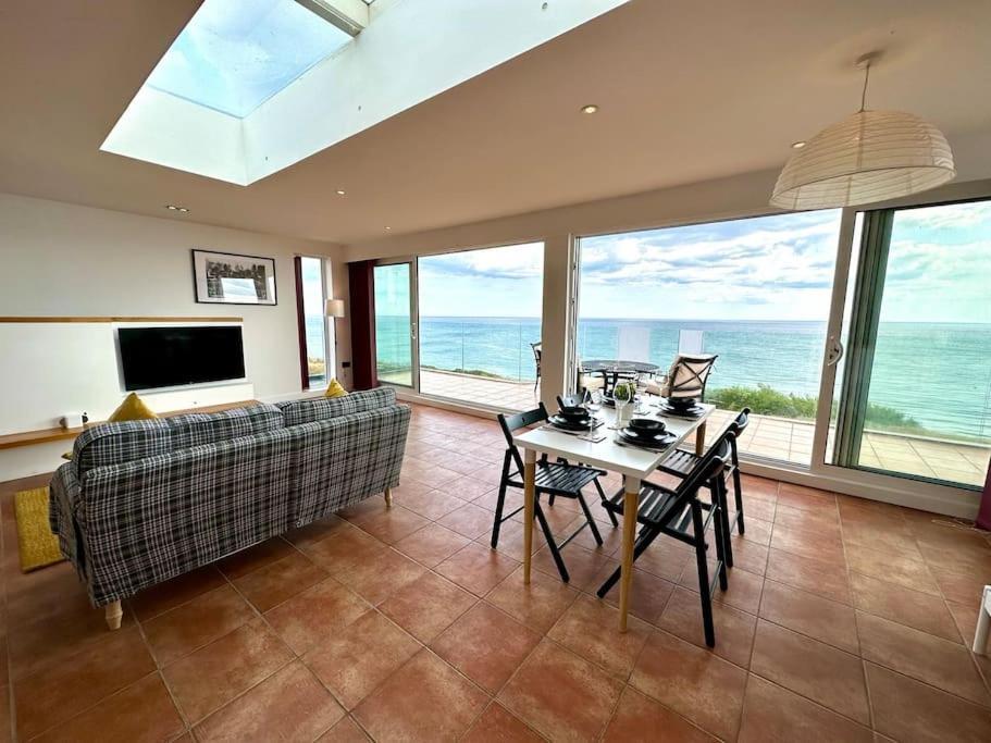Panoramic Sea View Studio: Beachside Comfort For Three * Bournemouth