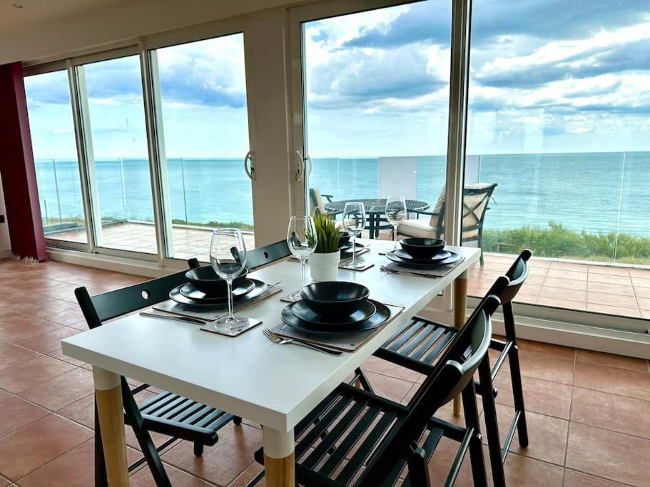 Apartment Panoramic Sea View Studio: Beachside Comfort For Three *