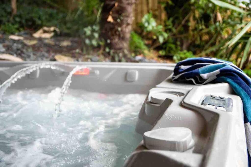 Holiday home Luxury Bmth House With Hot Tub. Stunning!