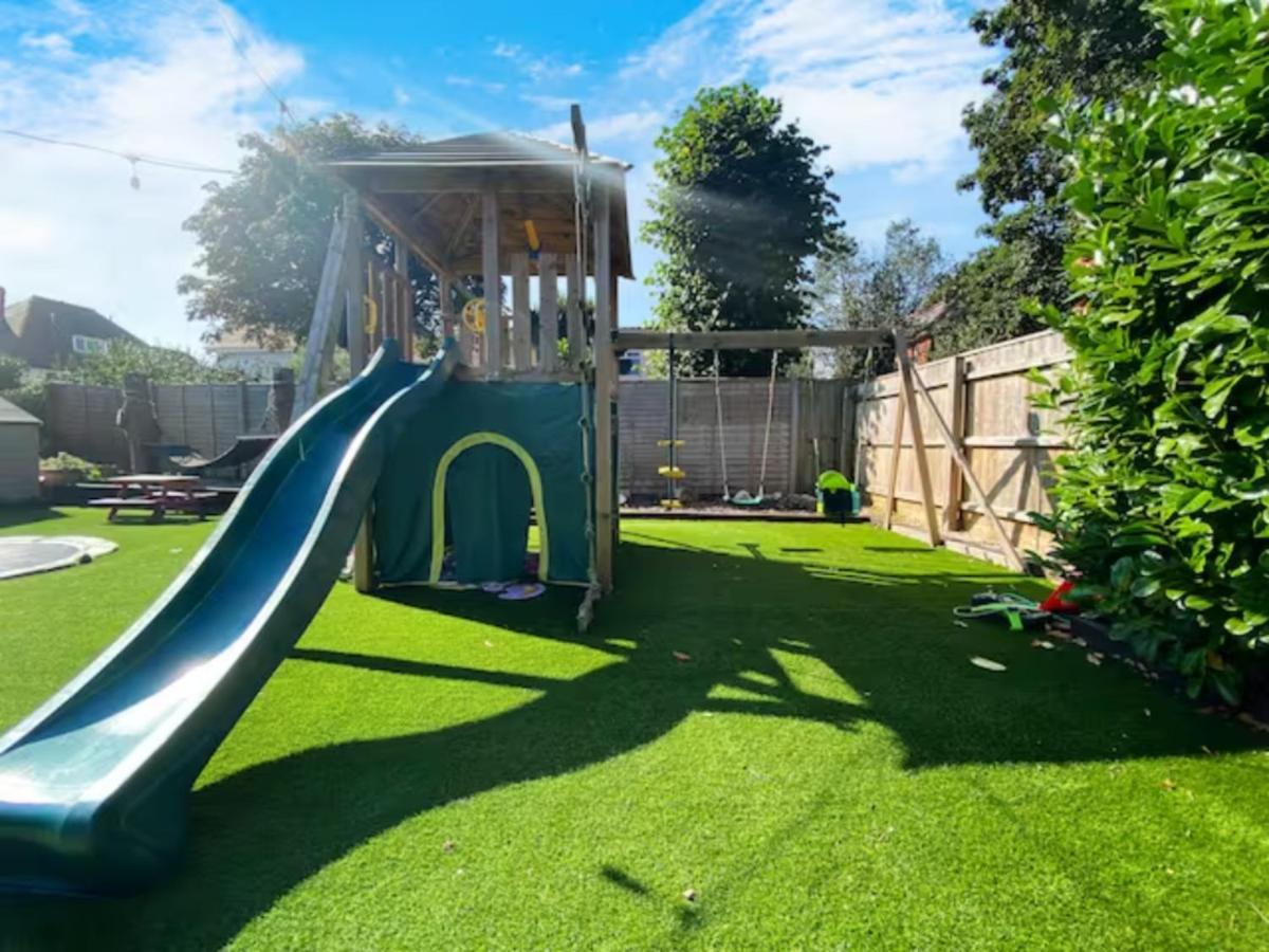 Four Bedroom Family Abode With Hot Tub, Garden And Bbq Bournemouth