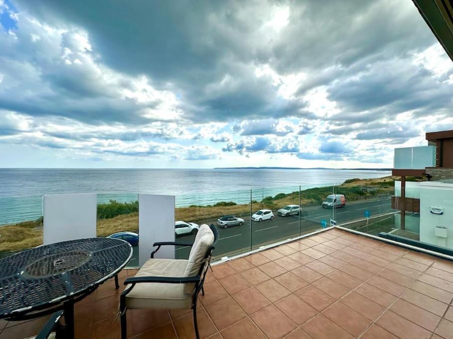 Panoramic Sea View Studio: Beachside Comfort For Three Apartment *