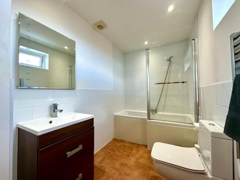 Panoramic Sea View Studio: Beachside Comfort For Three *