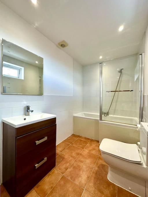 Panoramic Sea View Studio: Beachside Comfort For Three Apartment Bournemouth