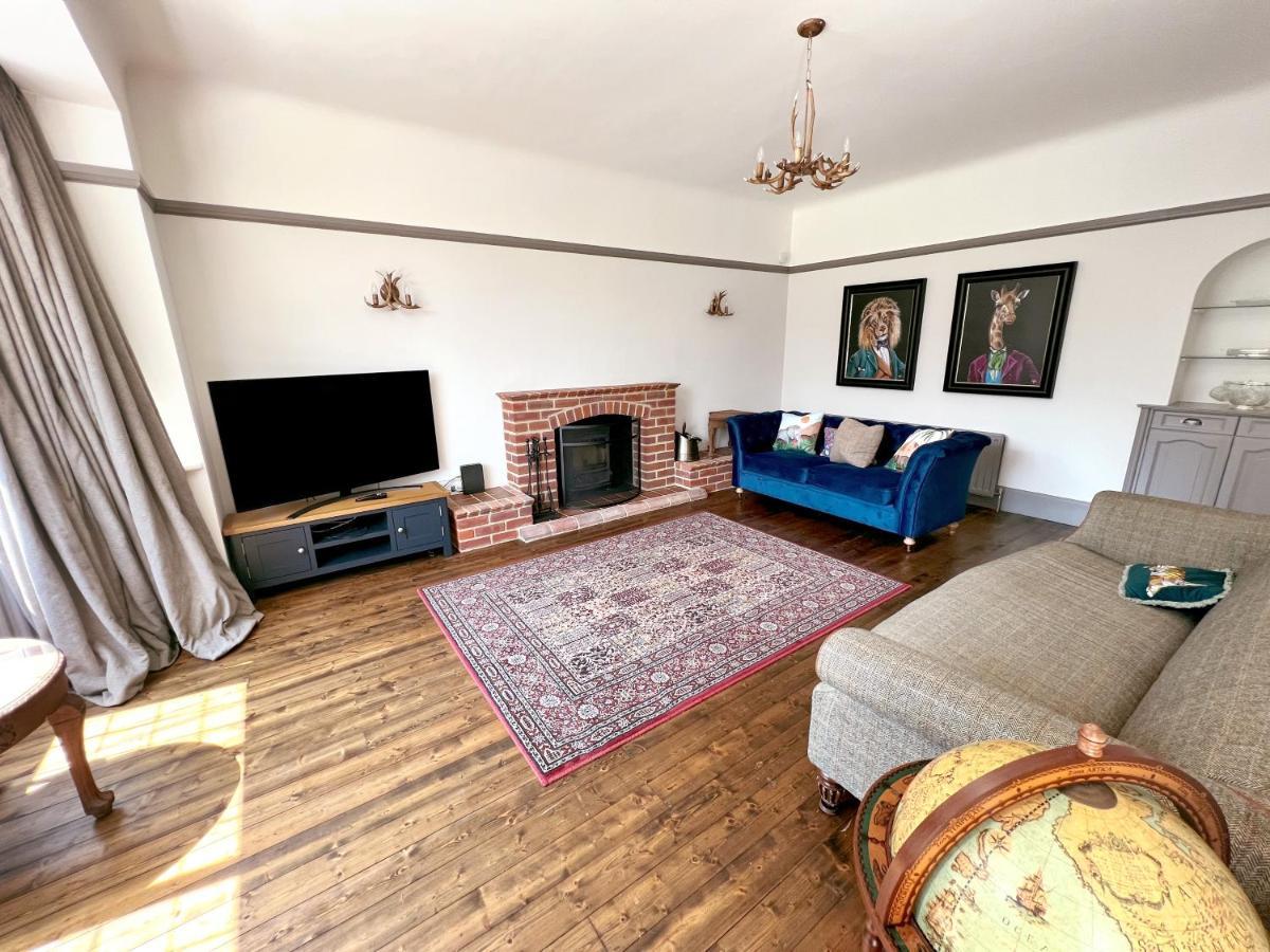 Four Bedroom Family Abode With Hot Tub, Garden And Bbq Holiday home *