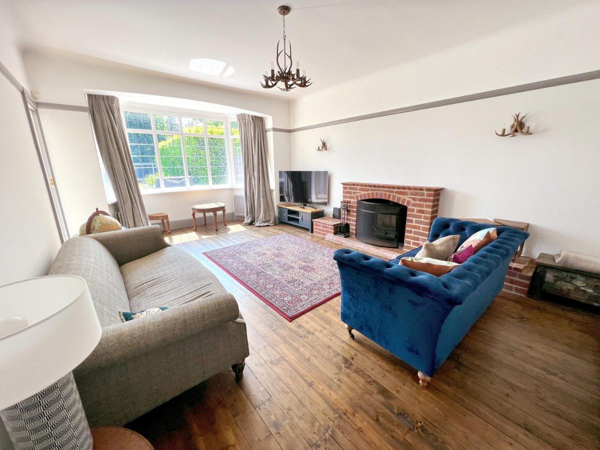 Four Bedroom Family Abode With Hot Tub, Garden And Bbq Holiday home *