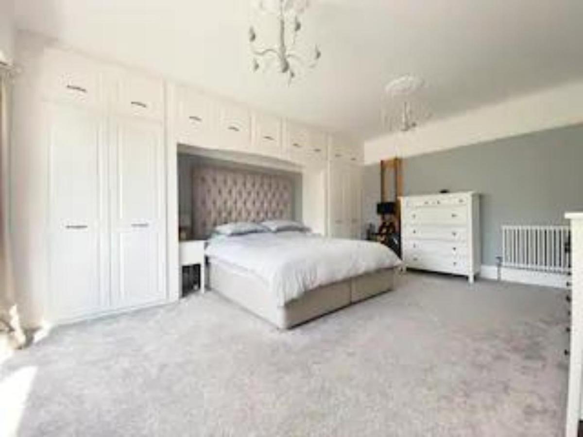 Four Bedroom Family Abode With Hot Tub, Garden And Bbq *