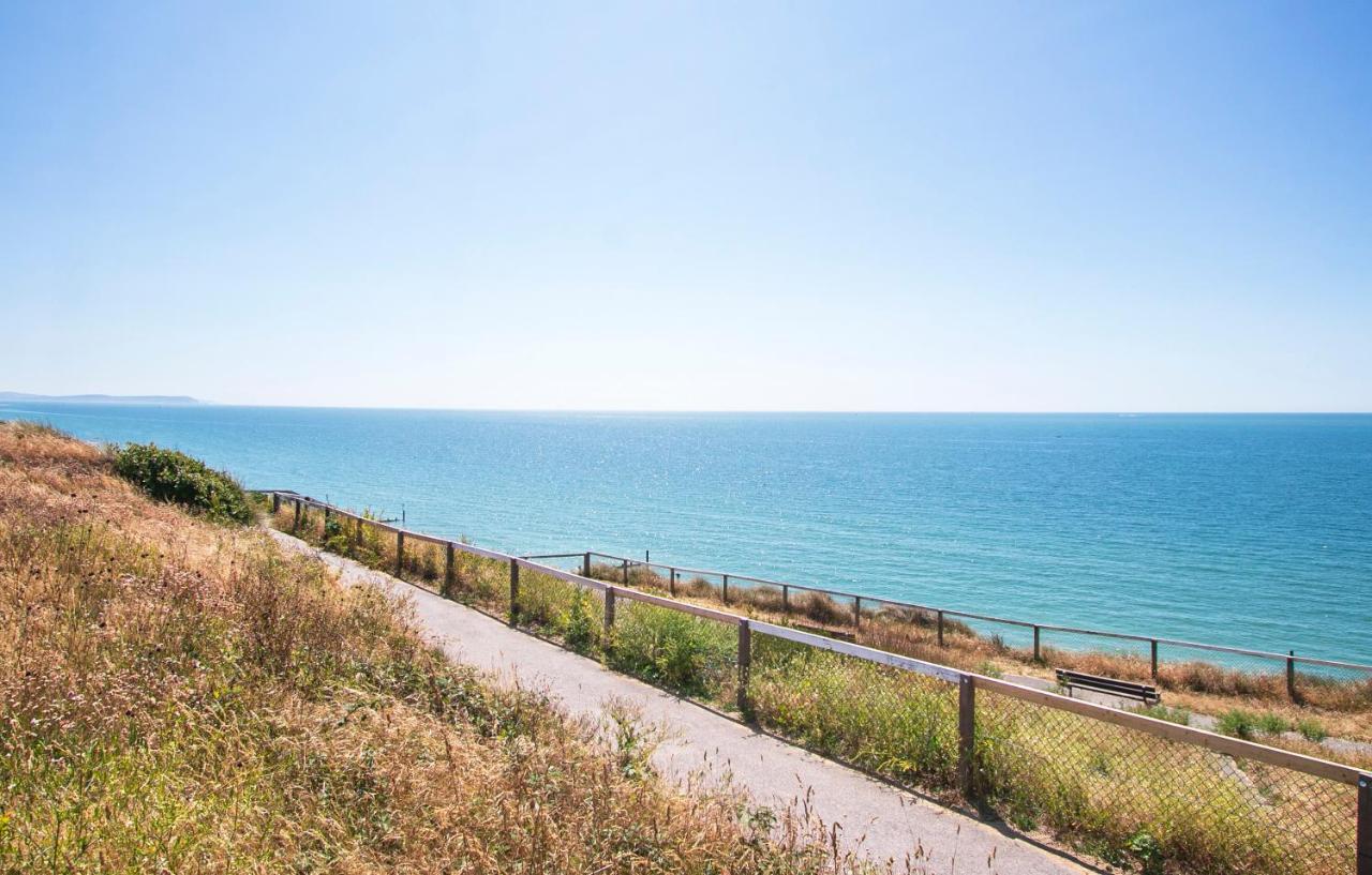 Holiday home The Annex: Beachfront Luxury With Pet-friendly Patio *