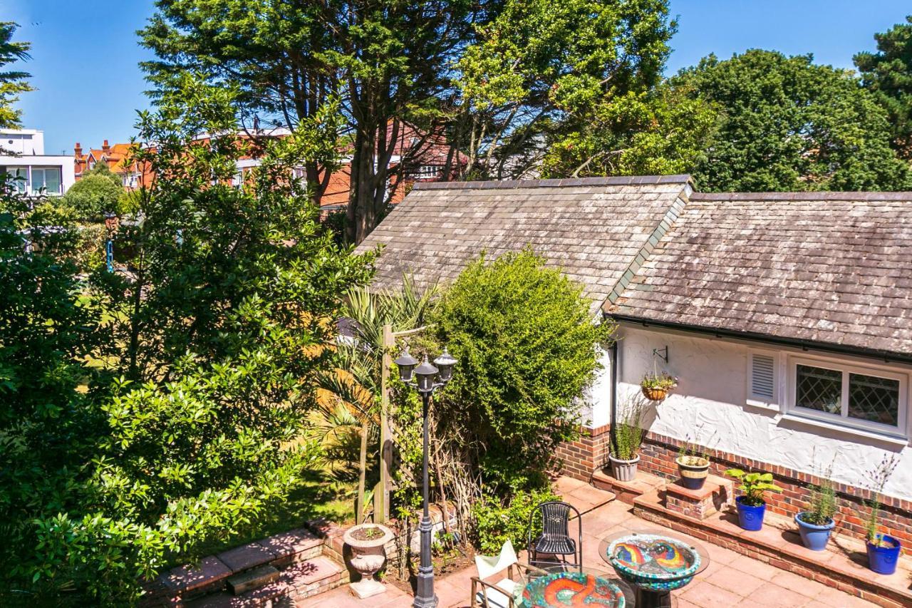 Holiday home The Annex: Beachfront Luxury With Pet-friendly Patio Bournemouth