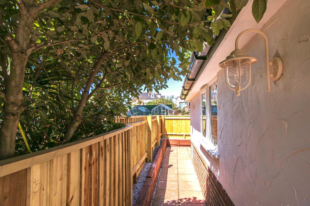 Holiday home The Annex: Beachfront Luxury With Pet-friendly Patio