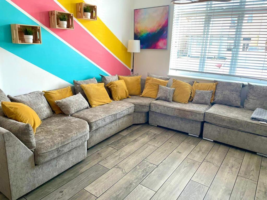 Spacious Retreat: 4-bedroom Group Haven With Smart Amenities Holiday home Bournemouth