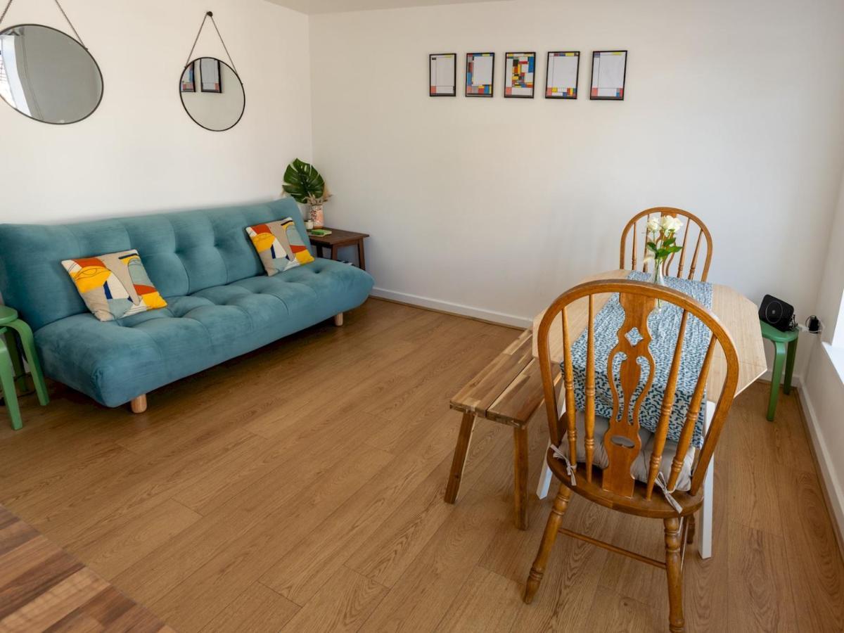 Pass The Keys Modern Stylish With Parking Apartment