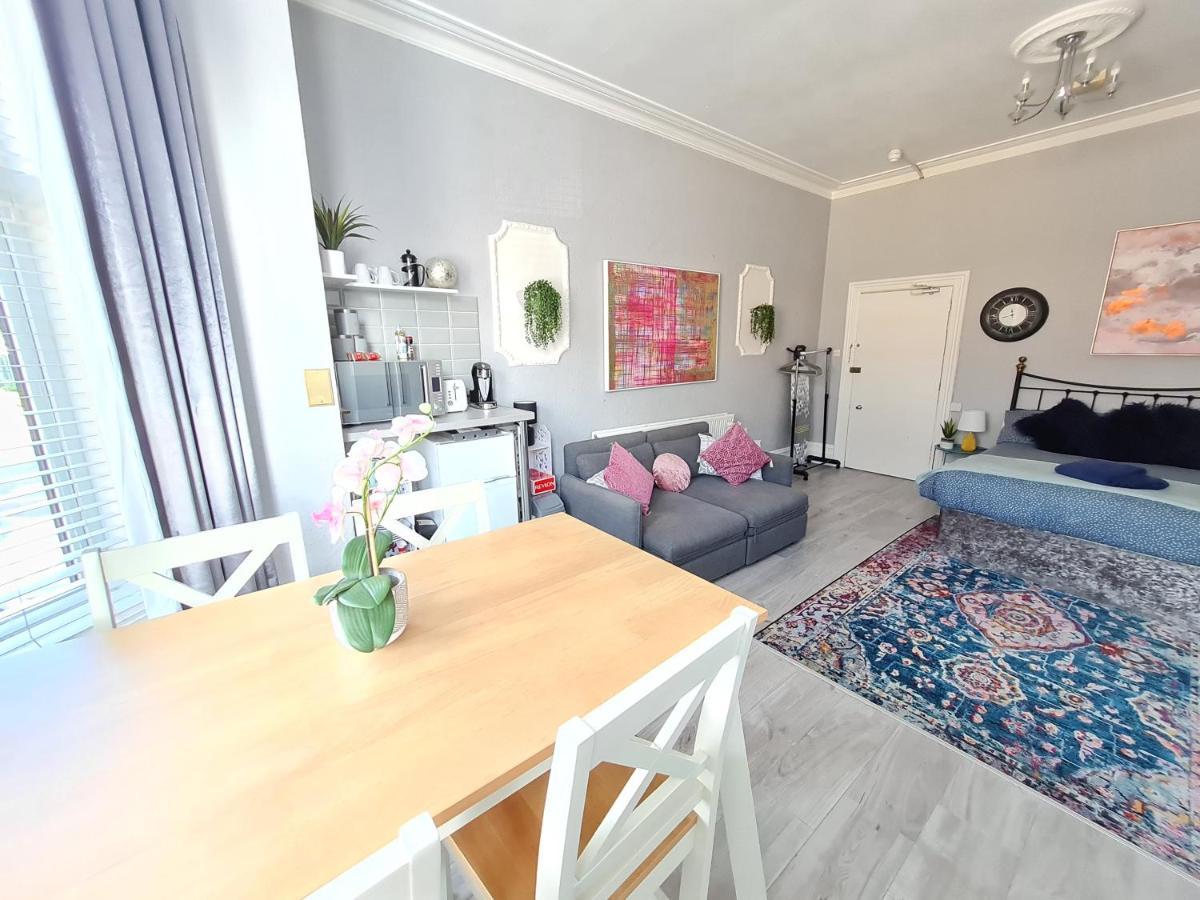 Apartment Colourful Studio - West Cliff Location - Stones Throw From The Beach! Bournemouth