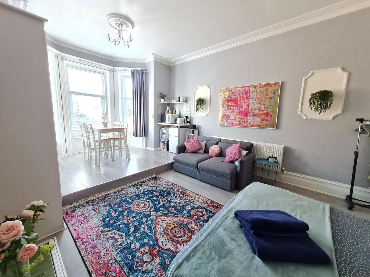 Colourful Studio - West Cliff Location - Stones Throw From The Beach!