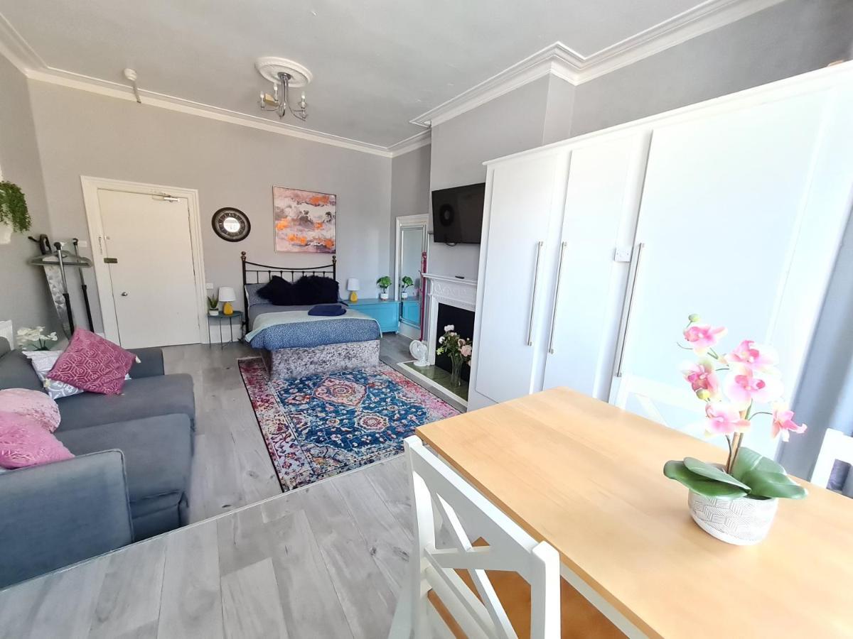 Colourful Studio - West Cliff Location - Stones Throw From The Beach! Bournemouth