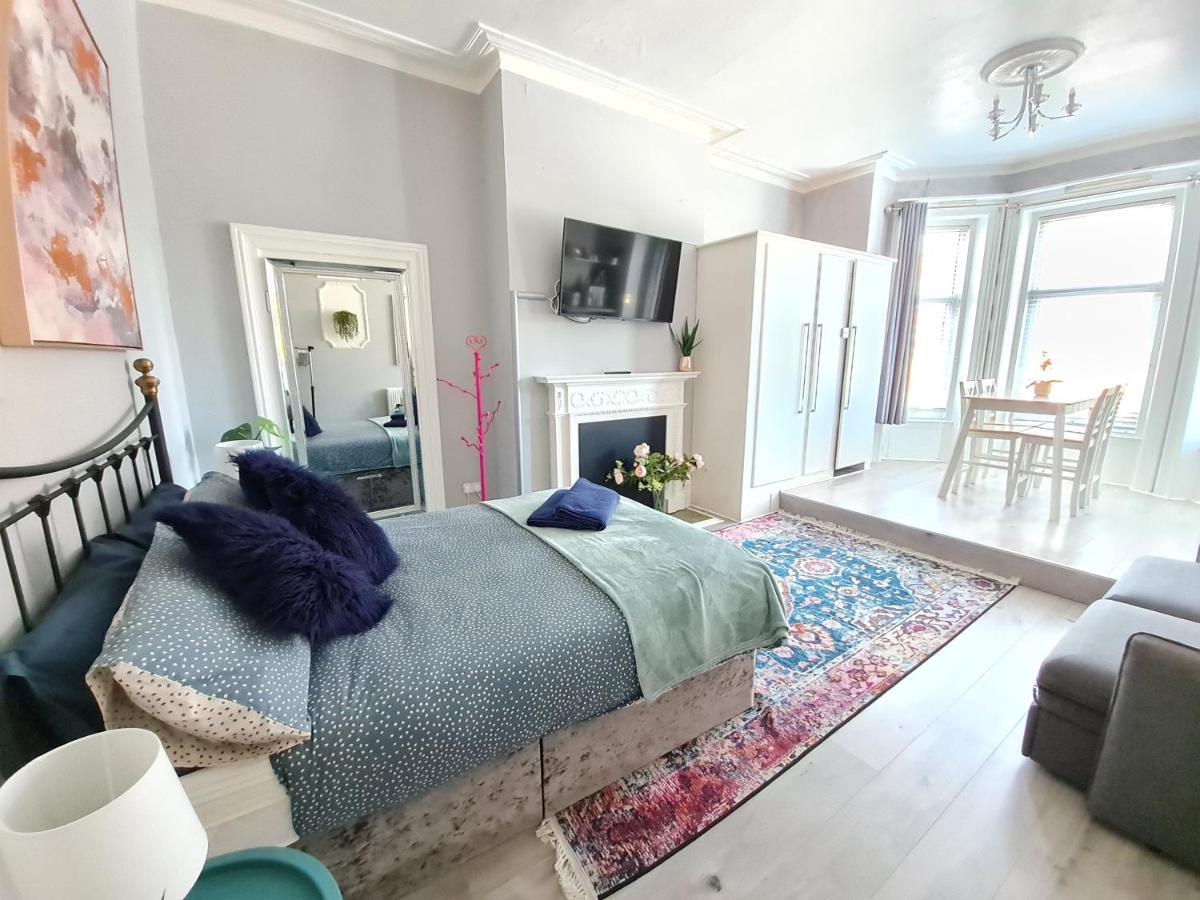 Colourful Studio - West Cliff Location - Stones Throw From The Beach! *