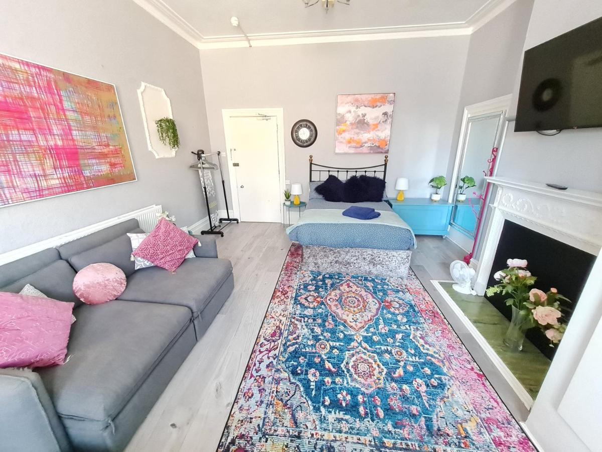 Apartment Colourful Studio - West Cliff Location - Stones Throw From The Beach! Bournemouth