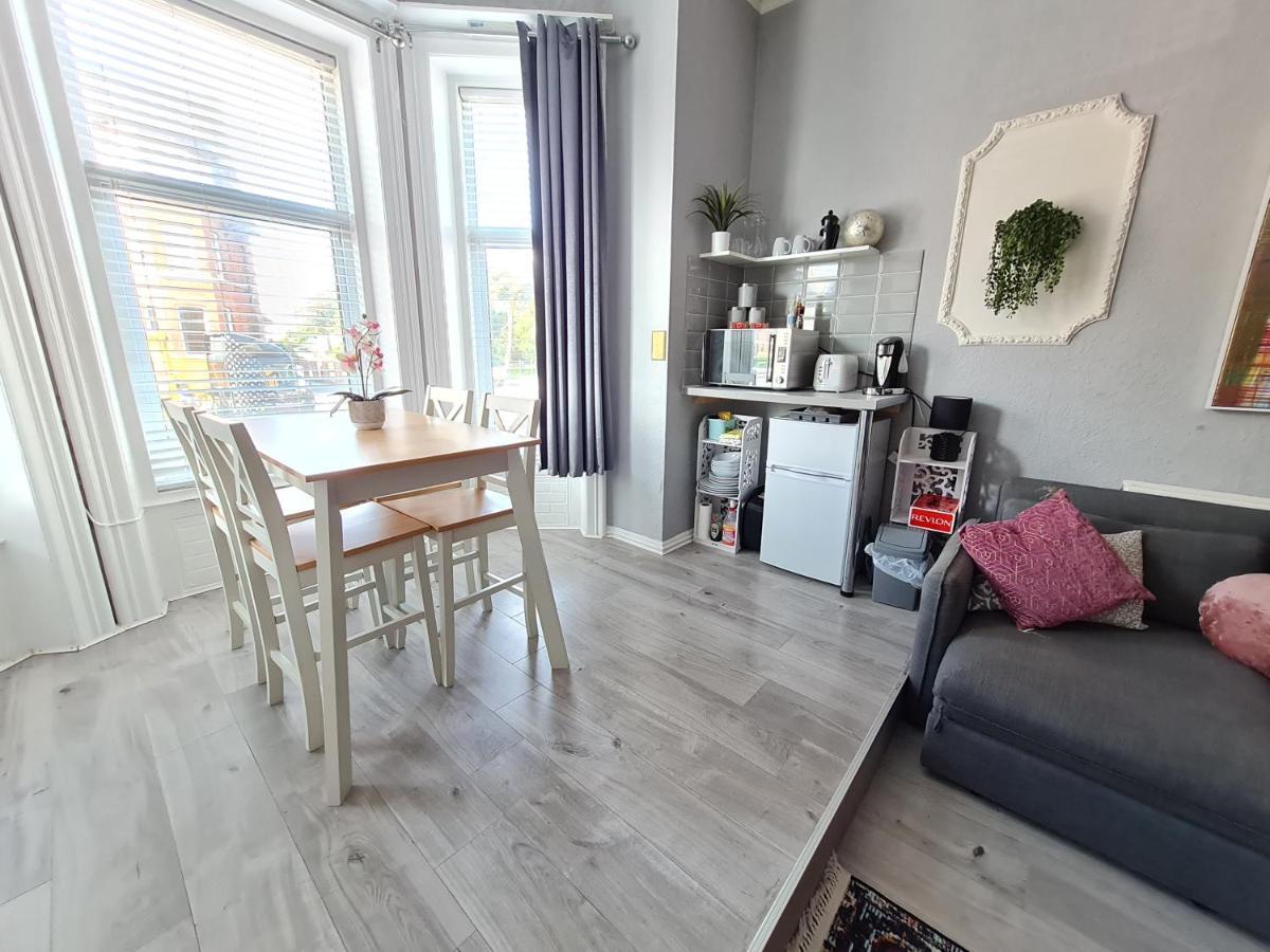 Colourful Studio - West Cliff Location - Stones Throw From The Beach!