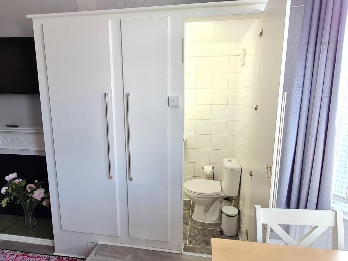 Colourful Studio - West Cliff Location - Stones Throw From The Beach! Apartment Bournemouth
