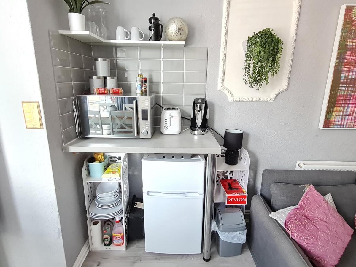 Apartment Colourful Studio - West Cliff Location - Stones Throw From The Beach!