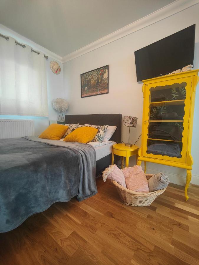 Self-contained Flat, Off Street Parking Close To Town And