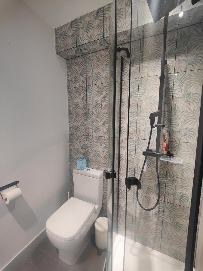 Self-contained Flat, Off Street Parking Close To Town And Apartment *