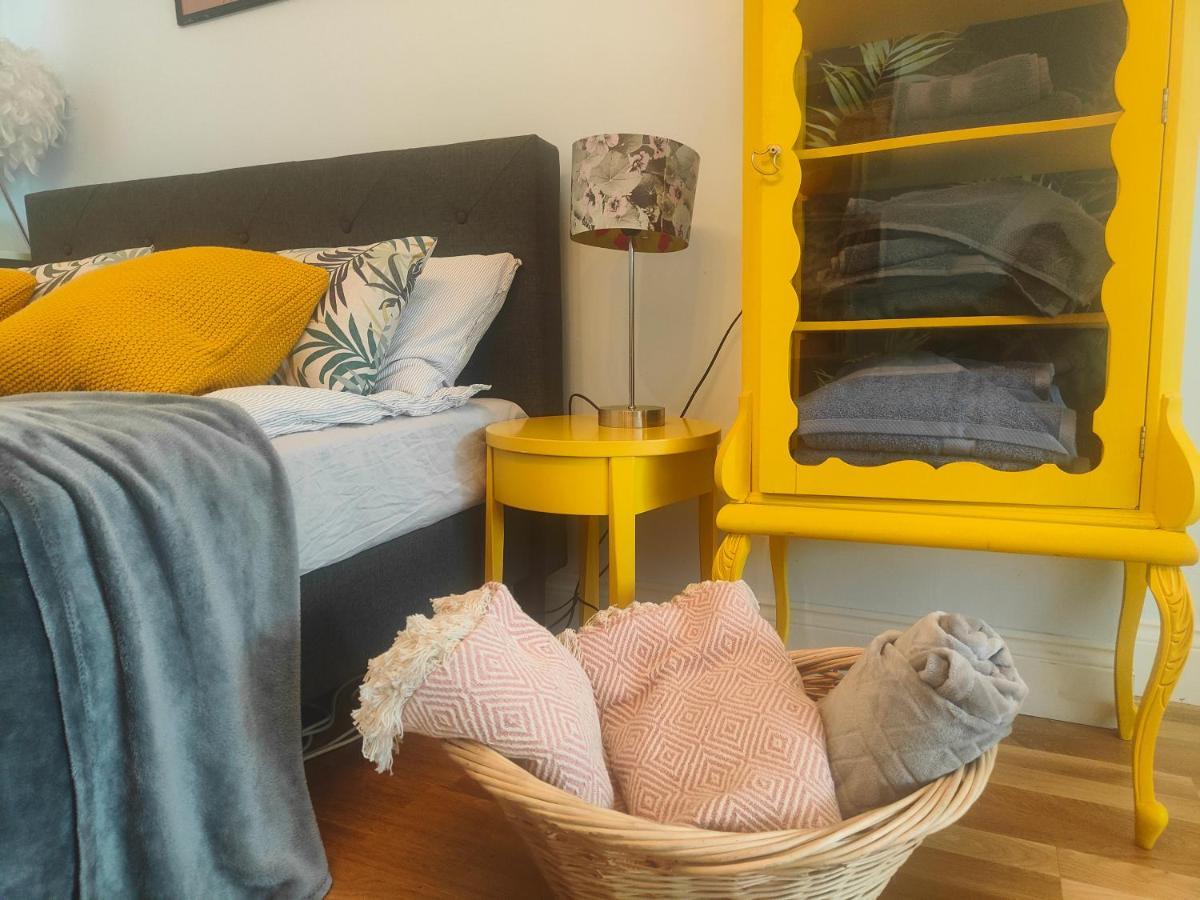 Self-contained Flat, Off Street Parking Close To Town And