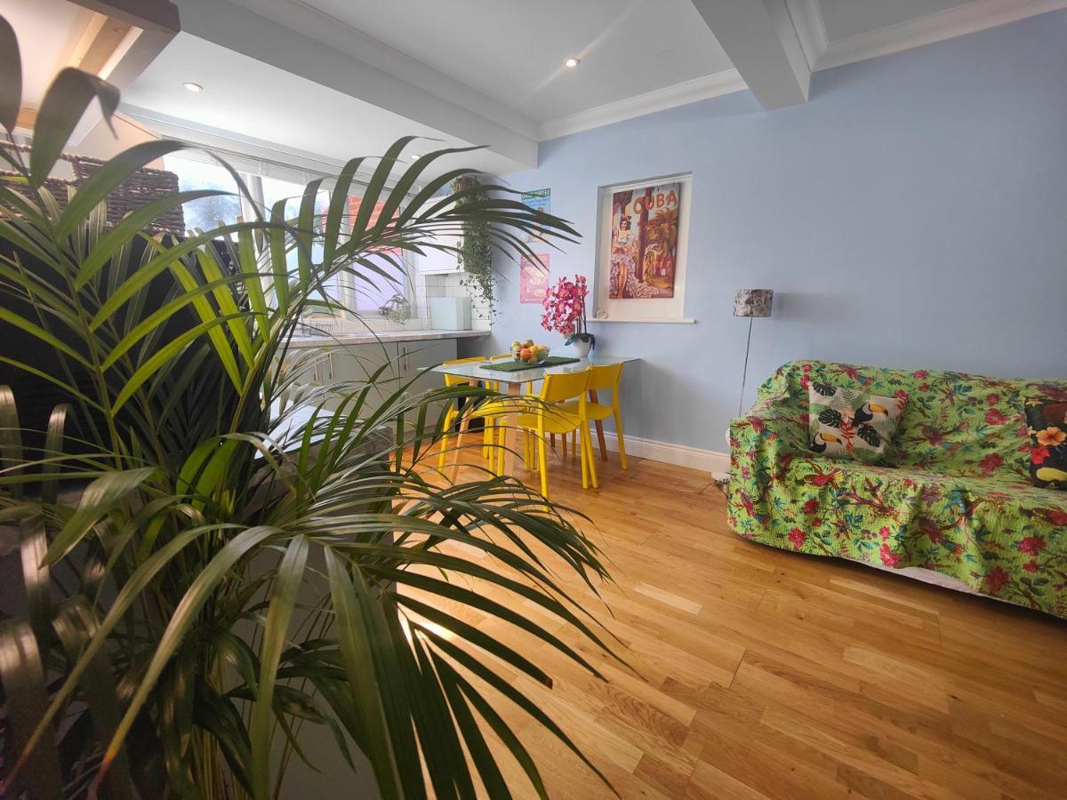 Self-contained Flat, Off Street Parking Close To Town And Apartment *