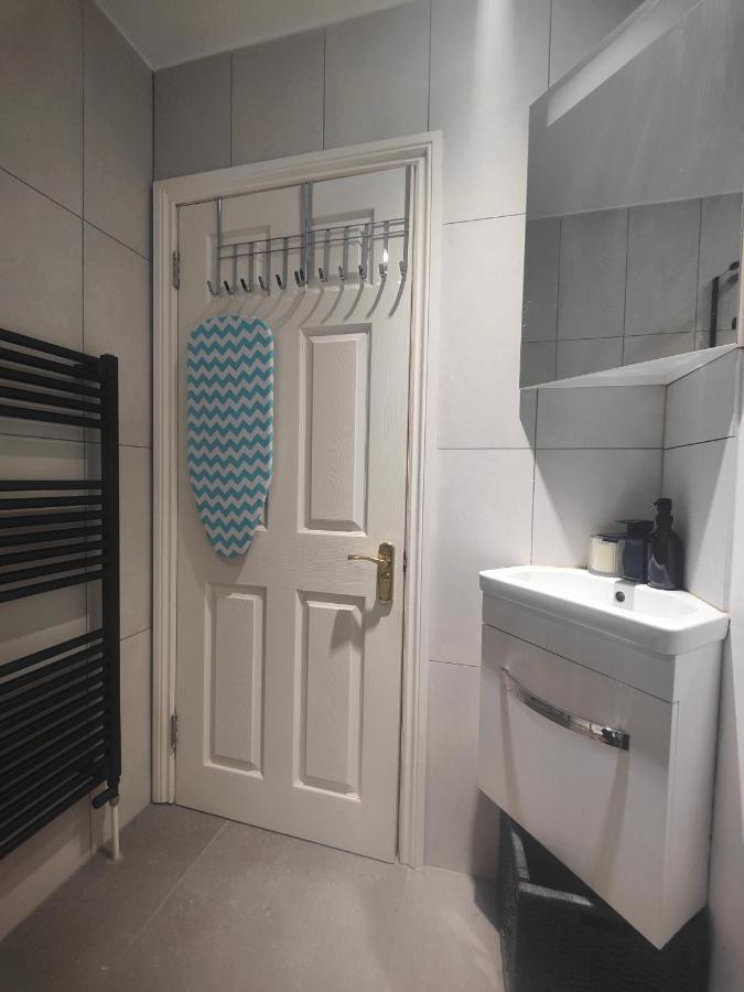 Self-contained Flat, Off Street Parking Close To Town And