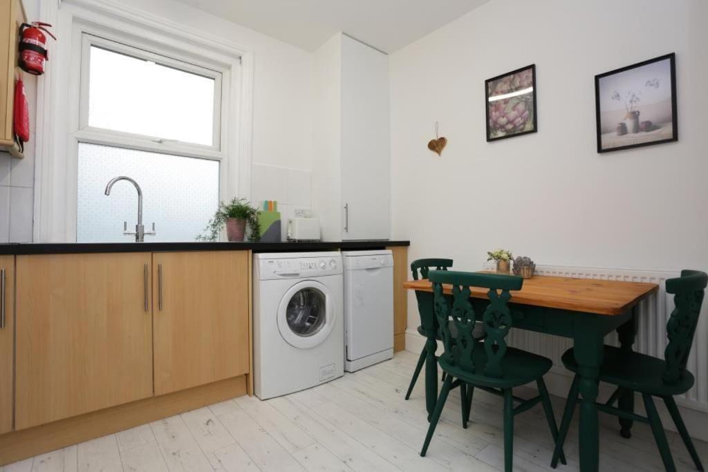 Bournecoast - Spacious Flat Near Shops/beach-fm182 Apartment Bournemouth