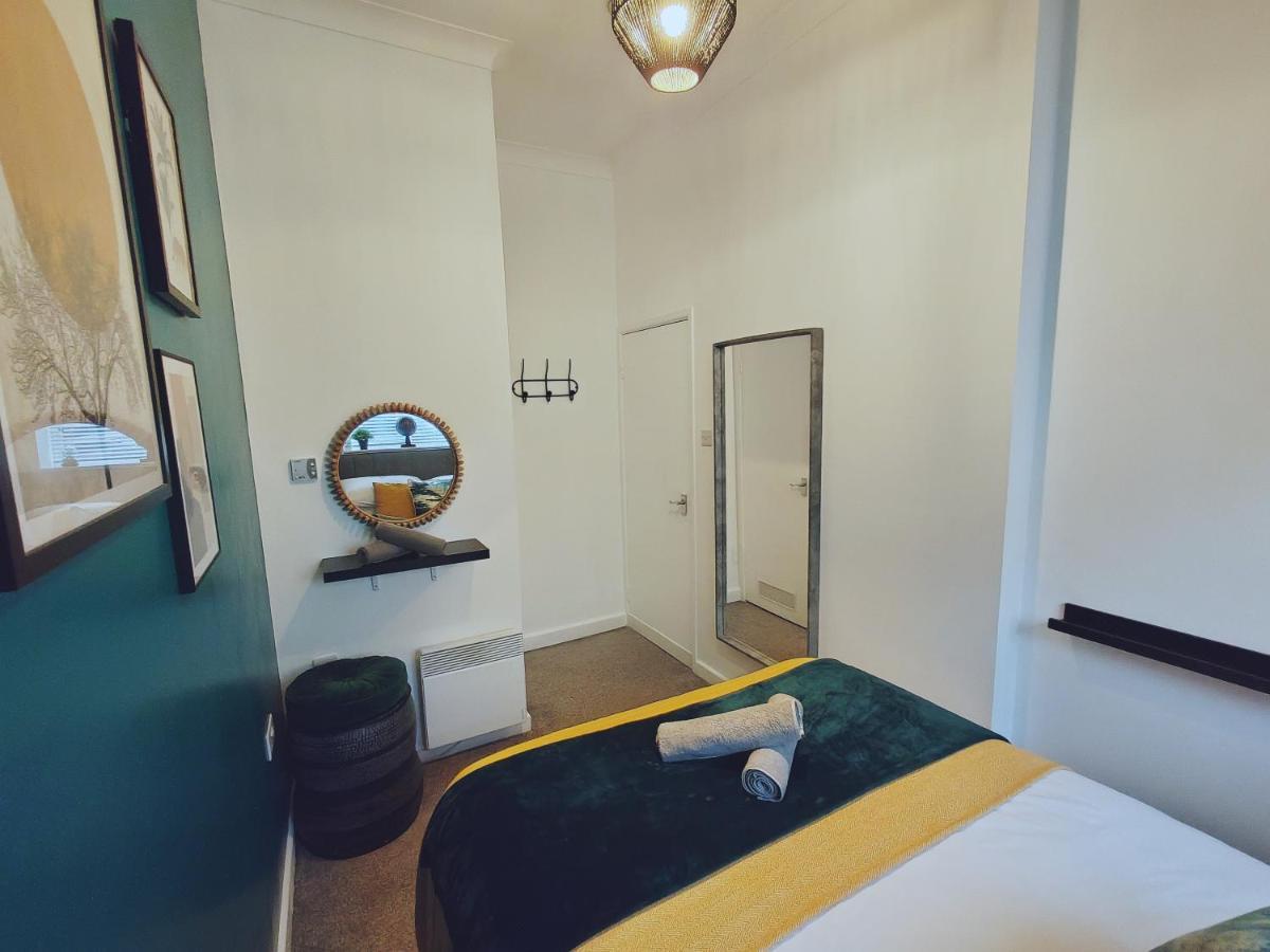 Bright And Stylish 2 Bedroom Town Centre Sleeps 5 Free Parking Apartment