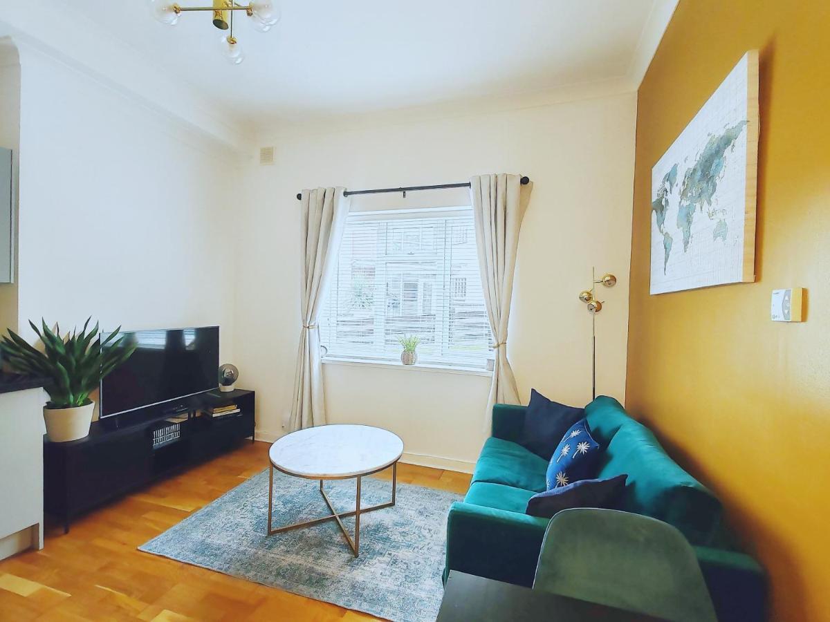 Bright And Stylish 2 Bedroom Town Centre Sleeps 5 Free Parking Apartment *