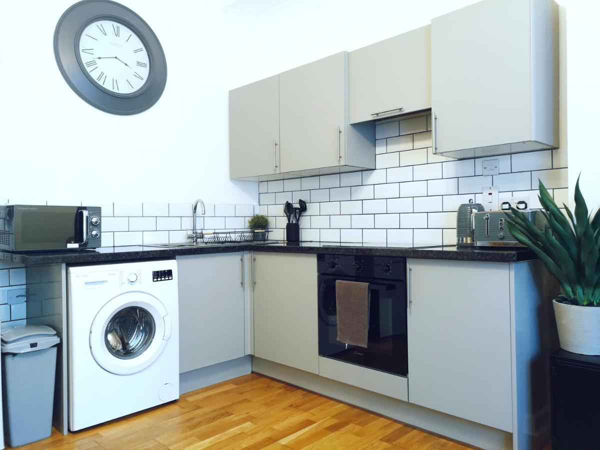 Bright And Stylish 2 Bedroom Town Centre Sleeps 5 Free Parking *