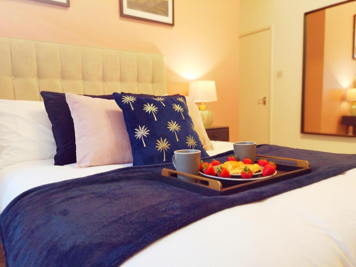 Bright And Stylish 2 Bedroom Town Centre Sleeps 5 Free Parking *