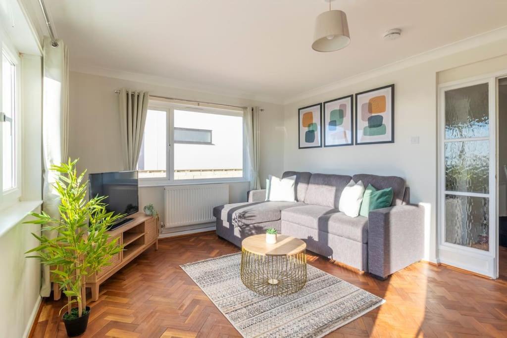Amazing Sea View 2 Bedroom Sleeps 6 - Free Parking