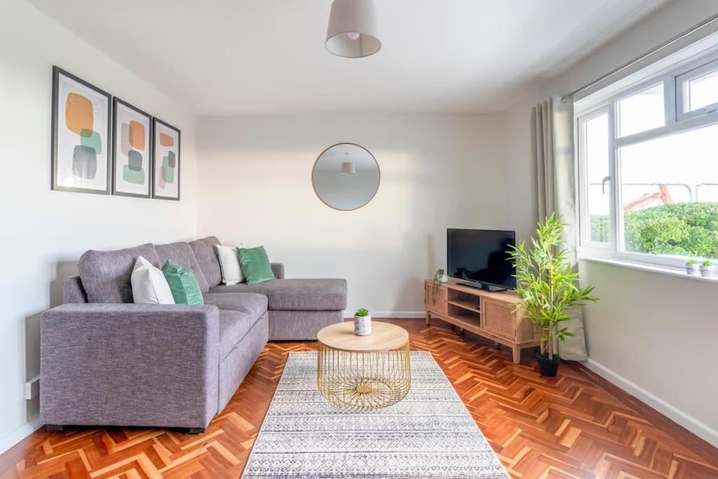 Spacious Sea View 2 Bedroom Sleeps 6-free Parking Apartment
