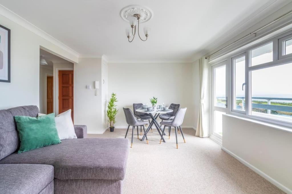 Panoramic Sea View Sleeps 4-free Parking Apartment Bournemouth