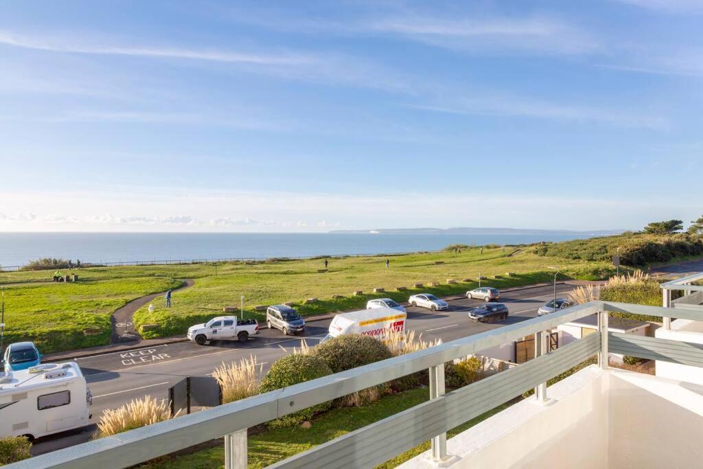 Panoramic Sea View Sleeps 4-free Parking *