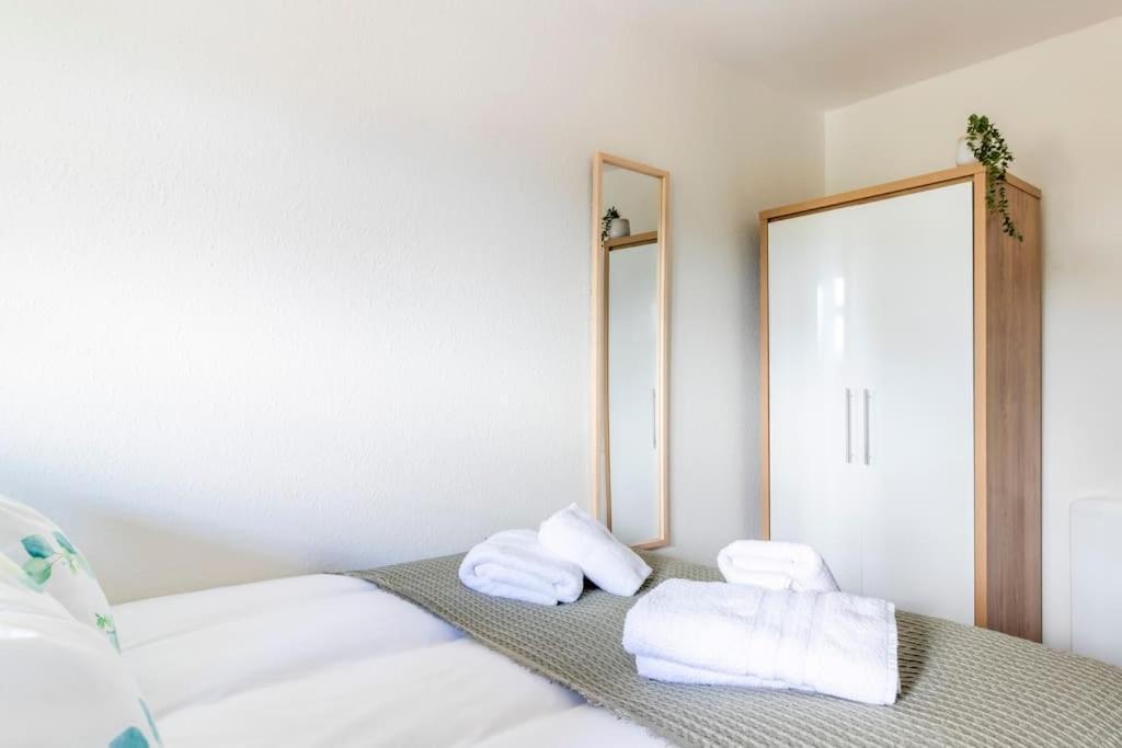 Panoramic Sea View Sleeps 4-free Parking Apartment *