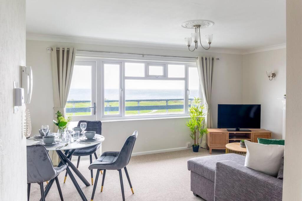 Panoramic Sea View Sleeps 4-free Parking Apartment