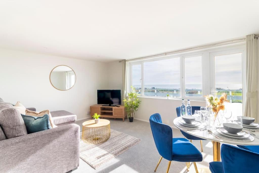 Stunner Sea View 2 Bedroom Sleeps 6-free Parking Apartment