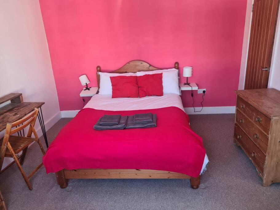 Holiday home 6 En-suite Bedrooms; Garden; Driveway;pet Friendly *