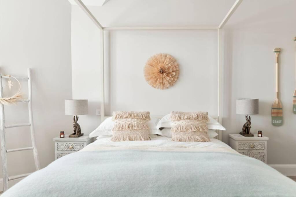 The House Sleeps 20 & 4 Mins To The * Bournemouth