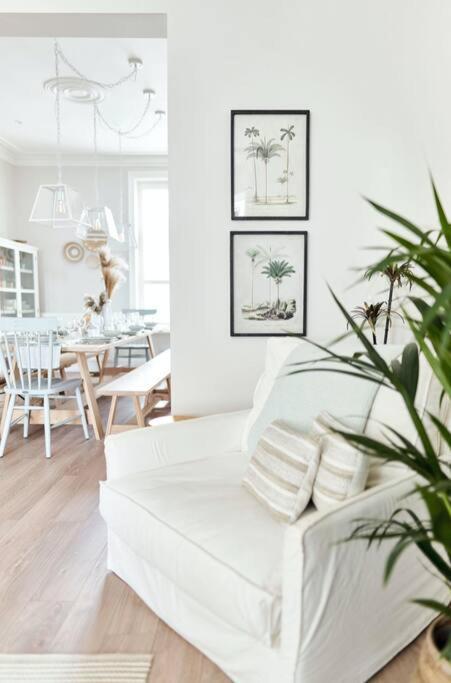 The House Sleeps 20 & 4 Mins To The Holiday home Bournemouth