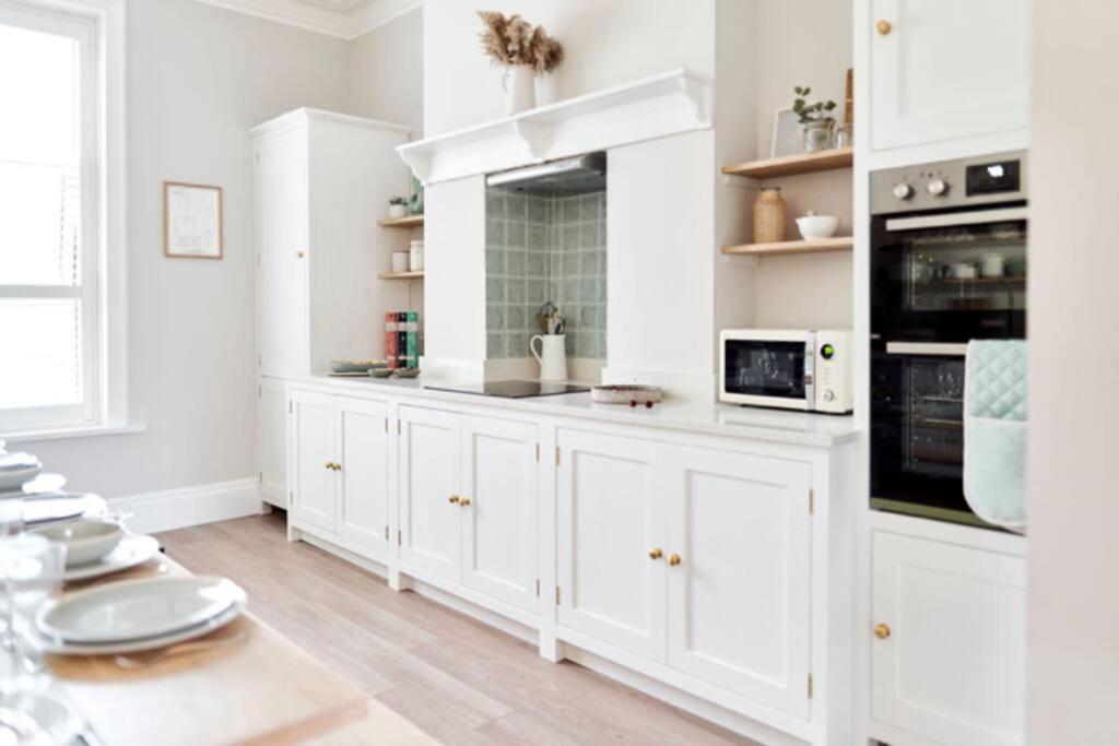 The House Sleeps 20 & 4 Mins To The Bournemouth