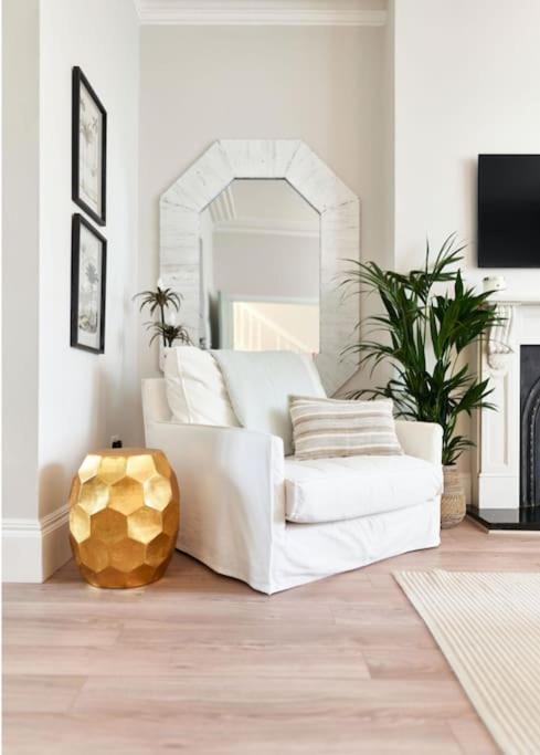 The House Sleeps 20 & 4 Mins To The Holiday home Bournemouth
